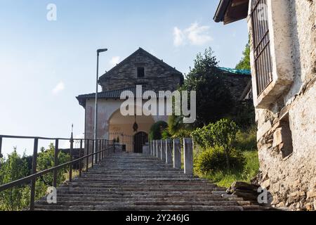 Vue des 75 marches menant à la chapelle du XVIIIe siècle de Madonna di Re à Spoccia, Valle Cannobina, Italie. Un vol raide et pittoresque de marches il Banque D'Images