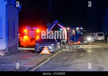 Coswig Anhalt - Baggerfahrer beschädigt Gasleitung : Feuerwehr und Stadtwerke Wittenberg im Großeinsatz 03.09.2024 gegen 18,30 Uhr Coswig Anhalt, Feldweg am Dienstagabend kam es in Coswig Anhalt zu einem Großeinsatz von Feuerwehr und der Stadtwerke. BEI Grabearbeiten im Bereich Feldweg kam es gegen 18,30 Uhr zu einem Schaden an einer Gasleitung. Dadurch trat Gas im Straßenbereich zwischen mehreren Häusern aus. Die Feuerwehr rückte an, sperrte den Bereich weiträumig und evakuierte die Anwohner. Diese kamen u.a. in der Feuerwache unter. Die Stadtwerke Coswig Anhalt stoppten daraufhin die Gasleitu Banque D'Images