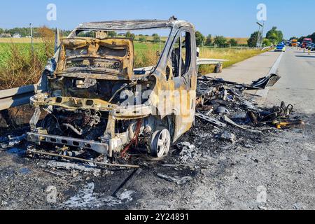 A14/Döbeln - Urlaubsfahrt endet abrupt für junges Pärchen : Wohnmobil brennt auf Autobahn vollständig aus 04.09.2024 gegen 15,45 Uhr A14 Richtung Leipzig, zwischen Döbeln-Nord und Leisnig Die Urlaubsfahrt eines jungen Pärchens aus Braunschweig ist auf der A14 BEI Döbeln abrupt geendet : Am Mittwochnachtag gegen 15,45 Ufing Fischen Döbeln Anzhnhluslnhlsden plötzlich. Der Brand begann unter dem Fahrersitz in der Nähe des Motorraums. DAS Pärchen stellte das Gefährt schnell auf dem Standstreifen ab, dann schlugen bereits erste Flammen aus dem Reisemobil Banque D'Images