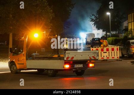 Coswig Anhalt - Baggerfahrer beschädigt Gasleitung : Feuerwehr und Stadtwerke Wittenberg im Großeinsatz 03.09.2024 gegen 18,30 Uhr Coswig Anhalt, Feldweg am Dienstagabend kam es in Coswig Anhalt zu einem Großeinsatz von Feuerwehr und der Stadtwerke. BEI Grabearbeiten im Bereich Feldweg kam es gegen 18,30 Uhr zu einem Schaden an einer Gasleitung. Dadurch trat Gas im Straßenbereich zwischen mehreren Häusern aus. Die Feuerwehr rückte an, sperrte den Bereich weiträumig und evakuierte die Anwohner. Diese kamen u.a. in der Feuerwache unter. Die Stadtwerke Coswig Anhalt stoppten daraufhin die Gasleitu Banque D'Images