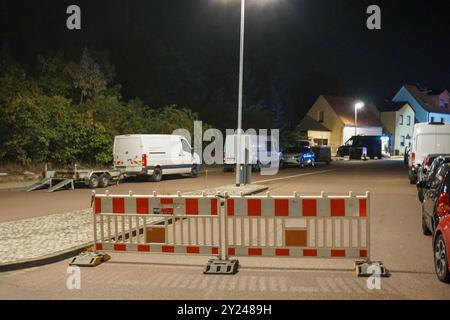 Coswig Anhalt - Baggerfahrer beschädigt Gasleitung : Feuerwehr und Stadtwerke Wittenberg im Großeinsatz 03.09.2024 gegen 18,30 Uhr Coswig Anhalt, Feldweg am Dienstagabend kam es in Coswig Anhalt zu einem Großeinsatz von Feuerwehr und der Stadtwerke. BEI Grabearbeiten im Bereich Feldweg kam es gegen 18,30 Uhr zu einem Schaden an einer Gasleitung. Dadurch trat Gas im Straßenbereich zwischen mehreren Häusern aus. Die Feuerwehr rückte an, sperrte den Bereich weiträumig und evakuierte die Anwohner. Diese kamen u.a. in der Feuerwache unter. Die Stadtwerke Coswig Anhalt stoppten daraufhin die Gasleitu Banque D'Images