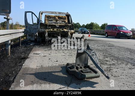 A14/Döbeln - Urlaubsfahrt endet abrupt für junges Pärchen : Wohnmobil brennt auf Autobahn vollständig aus 04.09.2024 gegen 15,45 Uhr A14 Richtung Leipzig, zwischen Döbeln-Nord und Leisnig Die Urlaubsfahrt eines jungen Pärchens aus Braunschweig ist auf der A14 BEI Döbeln abrupt geendet : Am Mittwochnachtag gegen 15,45 Ufing Fischen Döbeln Anzhnhluslnhlsden plötzlich. Der Brand begann unter dem Fahrersitz in der Nähe des Motorraums. DAS Pärchen stellte das Gefährt schnell auf dem Standstreifen ab, dann schlugen bereits erste Flammen aus dem Reisemobil Banque D'Images