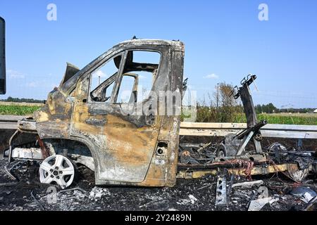 A14/Döbeln - Urlaubsfahrt endet abrupt für junges Pärchen : Wohnmobil brennt auf Autobahn vollständig aus 04.09.2024 gegen 15,45 Uhr A14 Richtung Leipzig, zwischen Döbeln-Nord und Leisnig Die Urlaubsfahrt eines jungen Pärchens aus Braunschweig ist auf der A14 BEI Döbeln abrupt geendet : Am Mittwochnachtag gegen 15,45 Ufing Fischen Döbeln Anzhnhluslnhlsden plötzlich. Der Brand begann unter dem Fahrersitz in der Nähe des Motorraums. DAS Pärchen stellte das Gefährt schnell auf dem Standstreifen ab, dann schlugen bereits erste Flammen aus dem Reisemobil Banque D'Images