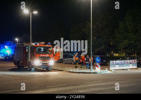 Coswig Anhalt - Baggerfahrer beschädigt Gasleitung : Feuerwehr und Stadtwerke Wittenberg im Großeinsatz 03.09.2024 gegen 18,30 Uhr Coswig Anhalt, Feldweg am Dienstagabend kam es in Coswig Anhalt zu einem Großeinsatz von Feuerwehr und der Stadtwerke. BEI Grabearbeiten im Bereich Feldweg kam es gegen 18,30 Uhr zu einem Schaden an einer Gasleitung. Dadurch trat Gas im Straßenbereich zwischen mehreren Häusern aus. Die Feuerwehr rückte an, sperrte den Bereich weiträumig und evakuierte die Anwohner. Diese kamen u.a. in der Feuerwache unter. Die Stadtwerke Coswig Anhalt stoppten daraufhin die Gasleitu Banque D'Images