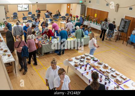 Spectacle de village dans la salle de village Old Basing, Hampshire, Angleterre, en septembre 2024. Vue sur les personnes et les stands avec entrées de compétition depuis le balcon Banque D'Images