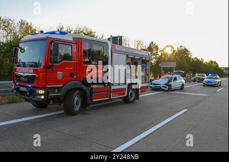 A14/Nossen - Mercedes-Fahrer unter Drogen kracht in Audi : Zwei Verletzte nach schwerem crash 07.09.2024 gegen 17 Uhr A14 Richtung Dresden, in Höhe AS Nossen-Ost Zu einem schweren Unfall kam es am Samstagnachmittag auf der A14 BEI Nossen. Nach ersten Angaben der Polizei sind die Fahrer eines Mercedes sowie eines Audi auf der Autobahn in Richtung Dreieck Nossen unterwegs, als sie aus bislang ungeklärter Ursache gegen 17 Uhr in Höhe der Anschlussstelle Nossen-Ost zusammenstoßen. Der Audi prallt im Anschluss gegen die Mittelleitplanke, der Mercedes kommt von der Fahrbahn ab und bleibt auf dem Stra Banque D'Images