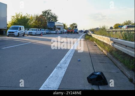 A14/Nossen - Mercedes-Fahrer unter Drogen kracht in Audi : Zwei Verletzte nach schwerem crash 07.09.2024 gegen 17 Uhr A14 Richtung Dresden, in Höhe AS Nossen-Ost Zu einem schweren Unfall kam es am Samstagnachmittag auf der A14 BEI Nossen. Nach ersten Angaben der Polizei sind die Fahrer eines Mercedes sowie eines Audi auf der Autobahn in Richtung Dreieck Nossen unterwegs, als sie aus bislang ungeklärter Ursache gegen 17 Uhr in Höhe der Anschlussstelle Nossen-Ost zusammenstoßen. Der Audi prallt im Anschluss gegen die Mittelleitplanke, der Mercedes kommt von der Fahrbahn ab und bleibt auf dem Stra Banque D'Images