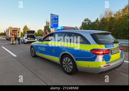 A14/Nossen - Mercedes-Fahrer unter Drogen kracht in Audi : Zwei Verletzte nach schwerem crash 07.09.2024 gegen 17 Uhr A14 Richtung Dresden, in Höhe AS Nossen-Ost Zu einem schweren Unfall kam es am Samstagnachmittag auf der A14 BEI Nossen. Nach ersten Angaben der Polizei sind die Fahrer eines Mercedes sowie eines Audi auf der Autobahn in Richtung Dreieck Nossen unterwegs, als sie aus bislang ungeklärter Ursache gegen 17 Uhr in Höhe der Anschlussstelle Nossen-Ost zusammenstoßen. Der Audi prallt im Anschluss gegen die Mittelleitplanke, der Mercedes kommt von der Fahrbahn ab und bleibt auf dem Stra Banque D'Images