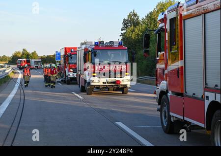 A14/Nossen - Mercedes-Fahrer unter Drogen kracht in Audi : Zwei Verletzte nach schwerem crash 07.09.2024 gegen 17 Uhr A14 Richtung Dresden, in Höhe AS Nossen-Ost Zu einem schweren Unfall kam es am Samstagnachmittag auf der A14 BEI Nossen. Nach ersten Angaben der Polizei sind die Fahrer eines Mercedes sowie eines Audi auf der Autobahn in Richtung Dreieck Nossen unterwegs, als sie aus bislang ungeklärter Ursache gegen 17 Uhr in Höhe der Anschlussstelle Nossen-Ost zusammenstoßen. Der Audi prallt im Anschluss gegen die Mittelleitplanke, der Mercedes kommt von der Fahrbahn ab und bleibt auf dem Stra Banque D'Images