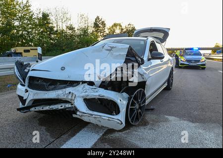 A14/Nossen - Mercedes-Fahrer unter Drogen kracht in Audi : Zwei Verletzte nach schwerem crash 07.09.2024 gegen 17 Uhr A14 Richtung Dresden, in Höhe AS Nossen-Ost Zu einem schweren Unfall kam es am Samstagnachmittag auf der A14 BEI Nossen. Nach ersten Angaben der Polizei sind die Fahrer eines Mercedes sowie eines Audi auf der Autobahn in Richtung Dreieck Nossen unterwegs, als sie aus bislang ungeklärter Ursache gegen 17 Uhr in Höhe der Anschlussstelle Nossen-Ost zusammenstoßen. Der Audi prallt im Anschluss gegen die Mittelleitplanke, der Mercedes kommt von der Fahrbahn ab und bleibt auf dem Stra Banque D'Images