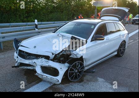 A14/Nossen - Mercedes-Fahrer unter Drogen kracht in Audi : Zwei Verletzte nach schwerem crash 07.09.2024 gegen 17 Uhr A14 Richtung Dresden, in Höhe AS Nossen-Ost Zu einem schweren Unfall kam es am Samstagnachmittag auf der A14 BEI Nossen. Nach ersten Angaben der Polizei sind die Fahrer eines Mercedes sowie eines Audi auf der Autobahn in Richtung Dreieck Nossen unterwegs, als sie aus bislang ungeklärter Ursache gegen 17 Uhr in Höhe der Anschlussstelle Nossen-Ost zusammenstoßen. Der Audi prallt im Anschluss gegen die Mittelleitplanke, der Mercedes kommt von der Fahrbahn ab und bleibt auf dem Stra Banque D'Images