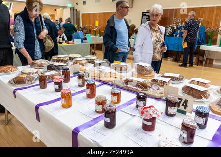 Spectacle de village dans la salle de village Old Basing, Hampshire, Angleterre, Royaume-Uni, en septembre 2024. Section domestique avec confitures et conserves et cuisson Banque D'Images