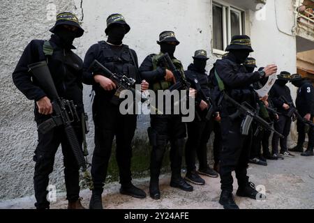 Djénine, Cisjordanie, Palestine. 01 mars 2022. Des militants des brigades Al Qods, branche armée du Jihad islamique palestinien, assistent aux funérailles de deux Palestiniens tués par l'armée israélienne dans la ville de Djénine, en Cisjordanie. Abdullah al-Hosari et Shadi Najm ont été abattus par les forces spéciales israéliennes lors de la confrontation qui a éclaté après que les troupes israéliennes sont entrées dans le camp de réfugiés de Djénine, lors d'une opération militaire israélienne lundi soir. Au cours du raid, un palestinien a également été grièvement blessé Banque D'Images