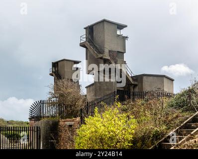 Seconde Guerre mondiale années 1940 emplacements de deux canons de la batterie de Darrell, Landguard Fort, Felixstowe, Suffolk, Angleterre, ROYAUME-UNI Banque D'Images