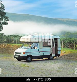 Brecon Beacons National Park dégage tôt le matin de la brume autour du camping-car VW sur le site du club de caravanes branchement de l'électricité sur le secteur en tournée dans le sud du pays de Galles au Royaume-Uni Banque D'Images