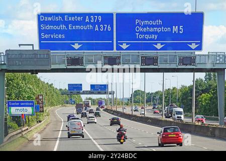 M5 circulation légère sur autoroute à quatre voies aucun signal d'avertissement de vitesse n'apparaît sur le panneau d'itinéraire bleu portique à la jonction 30 pour Moto Exeter services Devon England UK Banque D'Images