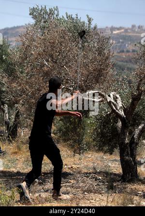 Beita, Cisjordanie, Palestine. 04 juin 2021. Plusieurs Palestiniens sont blessés lors d'affrontements avec des soldats israéliens et des colons israéliens près du mont Sobeih, dans la ville de Beita, au sud de Naplouse. Certains Palestiniens ont été abattus par les forces israéliennes avec des balles en caoutchouc et des balles réelles, tandis que d'autres ont été exposés à des gaz lacrymogènes alors qu'ils manifestaient contre les colons juifs qui ouvraient un nouvel avant-poste juif sur le mont Sobeih, dans la ville de Beita. Depuis la guerre israélo-arabe de 1967, 132 colonies israéliennes et 124 avant-postes plus petits ont été construits en Cisjordanie occupée en s'emparant constamment de terres appartenant à Palesti Banque D'Images