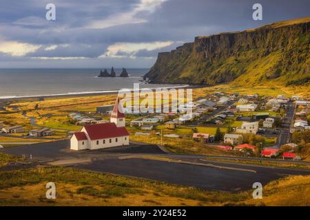 Église de Víkurkirkja surplombant la côte à Vik, Islande en septembre Banque D'Images