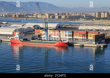 HIRONDELLE de cargaison sèche générale, compagnie maritime espagnole NAVIERA SICAR (2018 : rebaptisée LUMEN / Atrica Marine) dans le port de terminal de conteneurs de Malaga, Espagne Banque D'Images