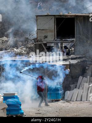 Naplouse, Cisjordanie, Palestine. 17 septembre 2021. Des Palestiniens affrontent les forces israéliennes lors d'une manifestation contre le nouvel avant-poste israélien d'Evyatar dans le village de Beita, en Cisjordanie, vendredi. Un certain nombre de manifestants anti-colonies ont été blessés par des gaz lacrymogènes et des balles en caoutchouc tirées par les troupes israéliennes. Les Palestiniens protestent depuis mai contre un avant-poste de colonisation nouvellement établi sur le mont Sobeih par des colons juifs israéliens sous la protection des forces israéliennes. Quelque 250 colonies israéliennes ont été construites depuis 1967 en Cisjordanie et à Jérusalem-est, bien qu'illégales Banque D'Images