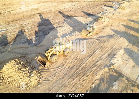 engins de terrassement sur chantier, vue aérienne avec drone Banque D'Images