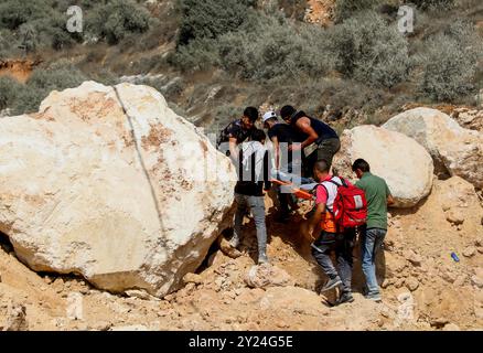 Naplouse, Cisjordanie, Palestine. 17 septembre 2021. Des Palestiniens affrontent les forces israéliennes lors d'une manifestation contre le nouvel avant-poste israélien d'Evyatar dans le village de Beita, en Cisjordanie, vendredi. Un certain nombre de manifestants anti-colonies ont été blessés par des gaz lacrymogènes et des balles en caoutchouc tirées par les troupes israéliennes. Les Palestiniens protestent depuis mai contre un avant-poste de colonisation nouvellement établi sur le mont Sobeih par des colons juifs israéliens sous la protection des forces israéliennes. Quelque 250 colonies israéliennes ont été construites depuis 1967 en Cisjordanie et à Jérusalem-est, bien qu'illégales Banque D'Images