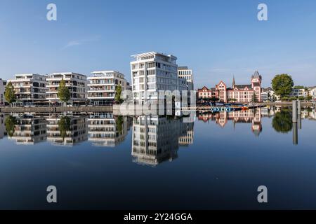 Le lac Phoenix dans le quartier Hoerde, vue sur le centre médical. Le lac et ses bâtiments voisins ont été construits sur le site de l'ancien Phoen Banque D'Images