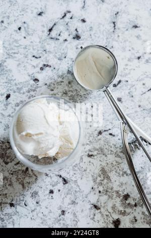 Crème glacée à la vanille dans un bol en verre avec une cuillère à crème glacée, vue de dessus Banque D'Images