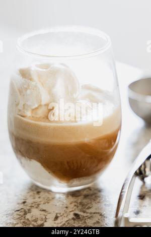 Affogato avec glace à la vanille et expresso servi dans un verre Banque D'Images