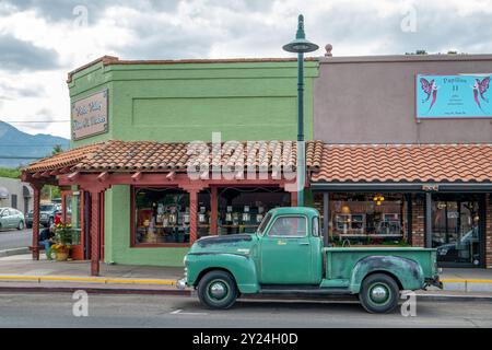 Vieux camion garé dans la rue à Cottonwood, Arizona Banque D'Images