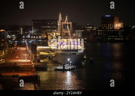 SS Rotterdam, le paquebot et navire de croisière Holland America de 1959, maintenant amarré comme hôtel flottant à Rotterdam Banque D'Images