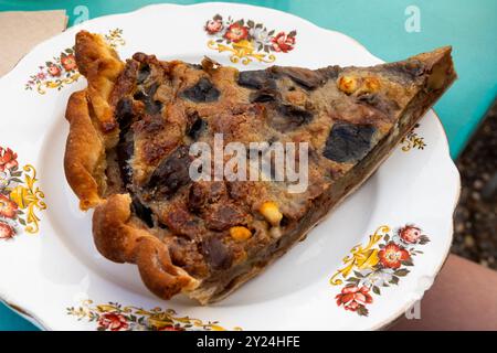 Tranche de quiche traditionnelle française aux champignons sur une assiette dans un bistrot en France Banque D'Images