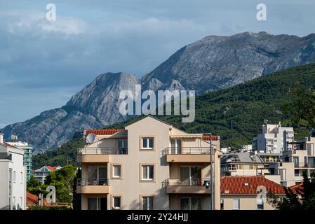 Vue sur la chaîne de montagnes Biokovo des Alpes dinariques depuis la riviera de Makarska, côte Adriatique de la Croatie Banque D'Images