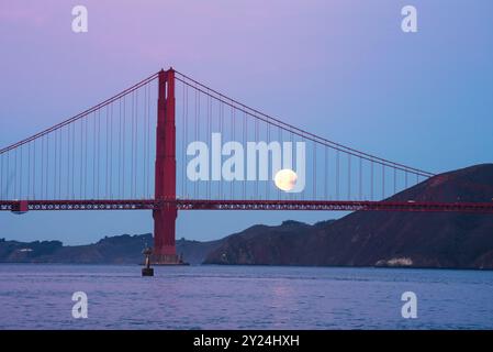 Golden Gate Bridge avec une lune levante au crépuscule ! Banque D'Images