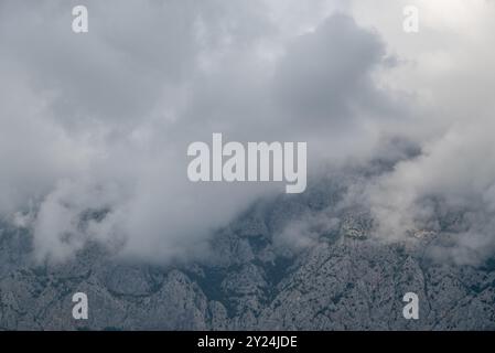 Vue sur la chaîne de montagnes Biokovo des Alpes dinariques depuis la riviera de Makarska, côte Adriatique de la Croatie Banque D'Images