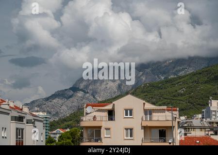 Vue de la chaîne de montagnes Biokovo des Alpes dinariques depuis la riviera de Makarska, côte Adriatique de la Croatie le 20 août 2024 Banque D'Images