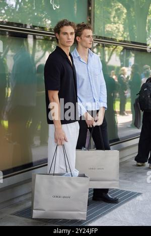MILAN, ITALIE - 17 JUIN 2024 : Top Models après le défilé de mode Giorgio Armani, dans le style de la semaine de la mode de Milan Banque D'Images