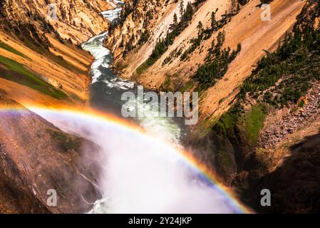 Vue imprenable sur un arc-en-ciel voûtant sur un canyon et une rivière Banque D'Images