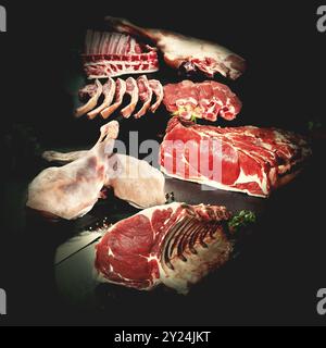 Collage ou conception de différents types de viande crue pour boucherie ou restaurant. Banque D'Images