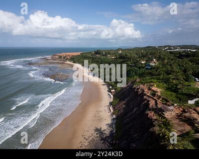 Belle vue aérienne sur la plage sauvage et la forêt tropicale verte à Pipa Banque D'Images