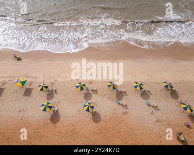 Belle vue aérienne aux parasols de plage à Tambaú, João Pessoa Banque D'Images