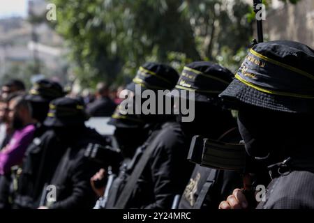 Djénine, Cisjordanie, Palestine. 01 mars 2022. Des militants des brigades Al Qods, branche armée du Jihad islamique palestinien, assistent aux funérailles de deux Palestiniens tués par l'armée israélienne dans la ville de Djénine, en Cisjordanie. Abdullah al-Hosari et Shadi Najm ont été abattus par les forces spéciales israéliennes lors de la confrontation qui a éclaté après que les troupes israéliennes sont entrées dans le camp de réfugiés de Djénine, lors d'une opération militaire israélienne lundi soir. Au cours du raid, un palestinien a également été grièvement blessé Banque D'Images