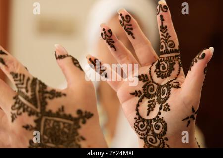 Tatouage temporaire des mains de femme au henné dans la région de Marrakech au Maroc. Marrakech, Maroc, Afrique du Nord. Crédit : photo de Hugo Martin/Alamy. Banque D'Images