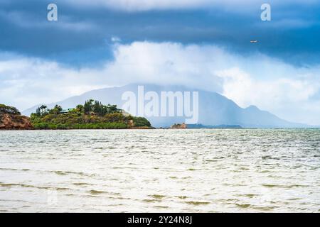 Mont Dore en arrière-plan sous les nuages vu de Magenta Beach, Nouméa, Nouvelle-Calédonie Banque D'Images