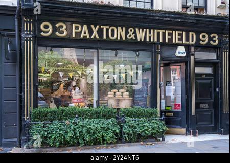 Extérieur du magasin de fromage Paxton & Whitfield sur Jermyn Street, St James, Londres, Angleterre, Royaume-Uni Banque D'Images