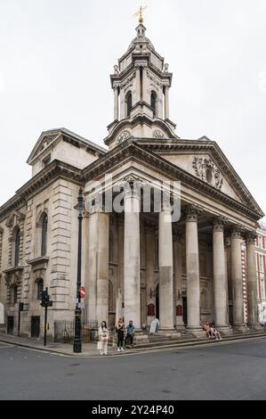St George's Hanover Square. Église anglicane avec horloge clocher et lanterne au coin de St George Street et Maddox Street, Mayfair, Londres, Royaume-Uni Banque D'Images