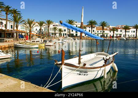 Village et port de Fornells, baie de Fornells, Minorque, réserve du Biospher, Îles Baléares, Espagne. Banque D'Images