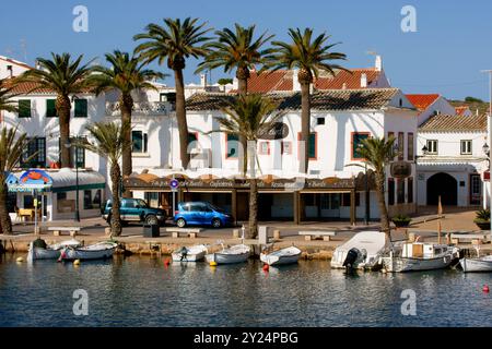 Village et port de Fornells, baie de Fornells, Minorque, réserve du Biospher, Îles Baléares, Espagne. Banque D'Images