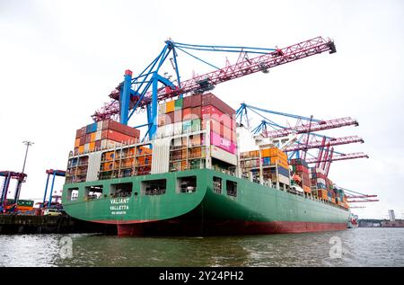 Hambourg, Allemagne. 09th Sep, 2024. Le porte-conteneurs Valiant Valletta est traité au Container terminal Tollerort (CTT) dans le port de Hambourg sur l'Elbe. Crédit : Daniel Bockwoldt/dpa/Alamy Live News Banque D'Images