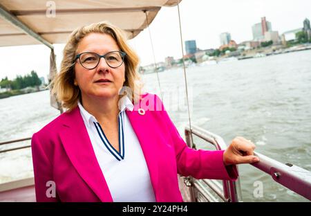Hambourg, Allemagne. 09th Sep, 2024. Svenja Schulze (SPD), ministre allemand du développement, se tient sur le pont d'une barge dans le port de Hambourg sur l'Elbe. Crédit : Daniel Bockwoldt/dpa/Alamy Live News Banque D'Images